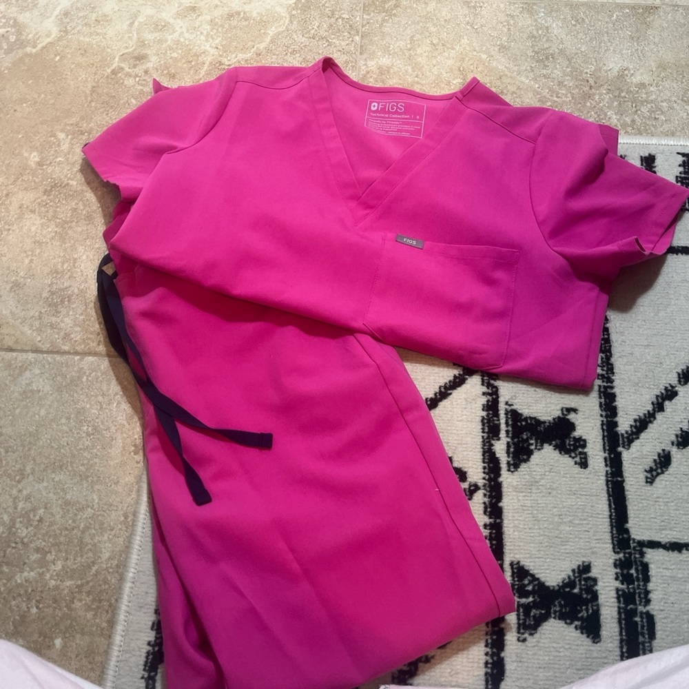Figs Bright Fuchsia Scrub Set
